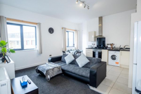 Quay House - Salford - 2BDR Sleeps 7, Spacious & Quiet - FREE Parking - Close To City Centre, Manchester United & The Lowry